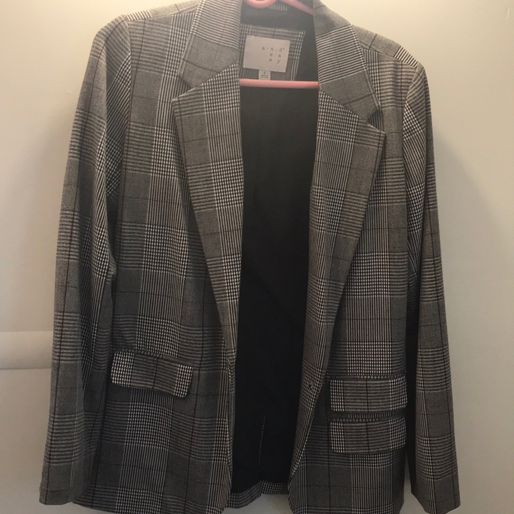 Oversized blazer in plaid print. Size 2